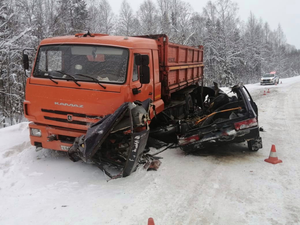 В Верховажском районе легковушка вылетела под КАМАЗ: есть погибшие